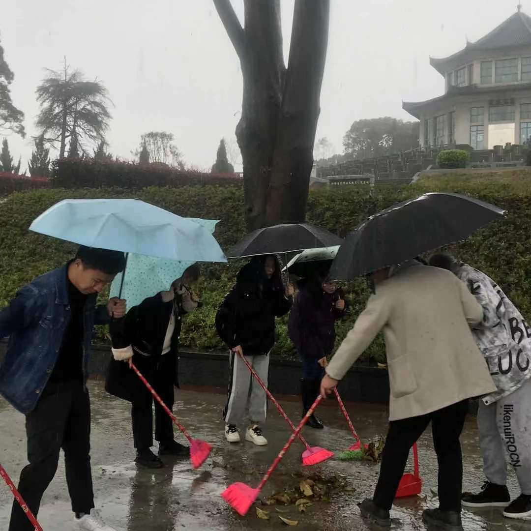 南昌向远轨道技术学校开展学雷锋志愿服务活动