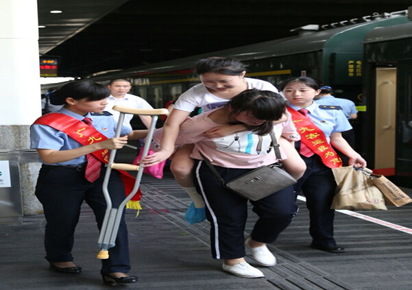 南昌向远轨道技术学校学生参与深圳至乌鲁木齐Z230旅客特快列车乘务工作