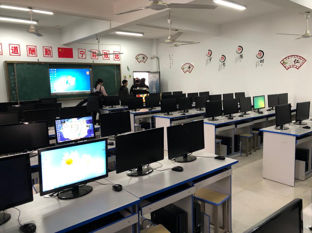 南昌向远轨道技术学校计算机多媒体机房