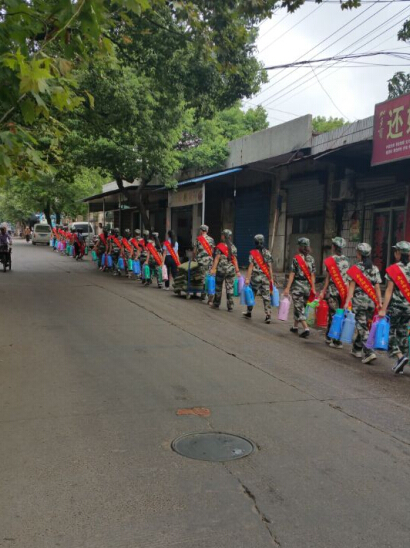 南昌向远轨道技术学校青年志愿者协会为向塘铁路老年颐养院老人送温暖