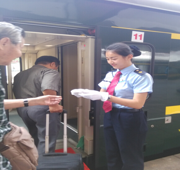 南昌向远轨道技术学校学生参与深圳至乌鲁木齐Z230旅客特快列车乘务工作