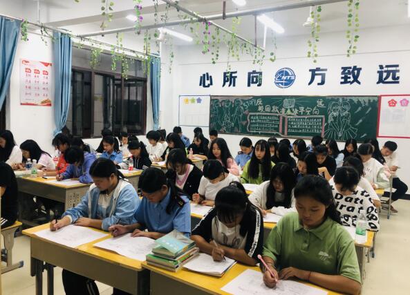 南昌轨道学校举行2019级秋季新生《学生手册》考试