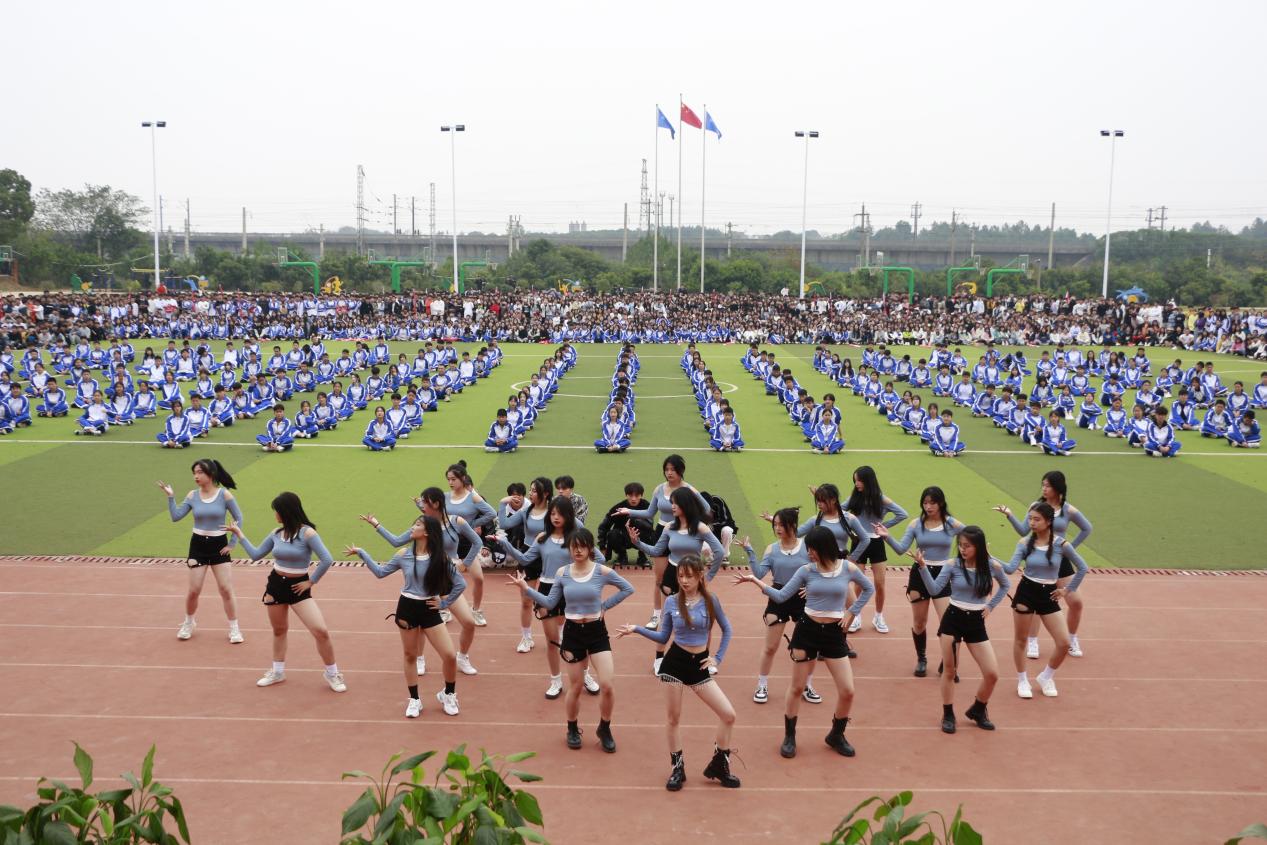 热烈祝贺南昌向远轨道技术学校第十四届运动会圆满闭幕