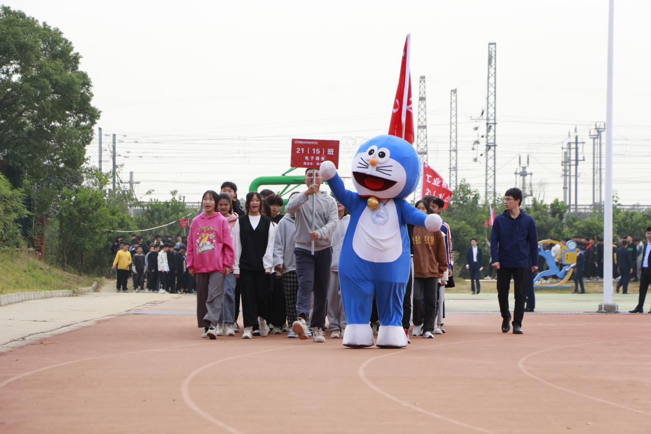 热烈祝贺南昌向远轨道技术学校第十四届运动会盛大开幕