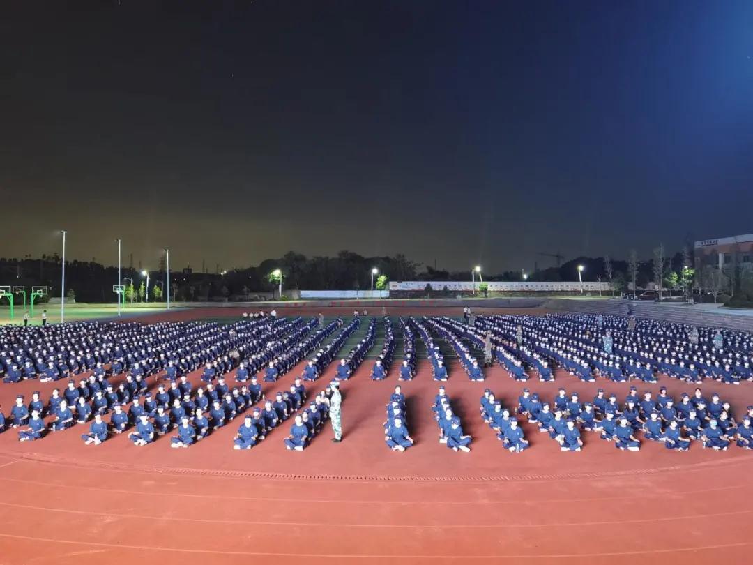 理想照耀未来‖南昌向远轨道技术学校组织全体师生观看“开学第一课”