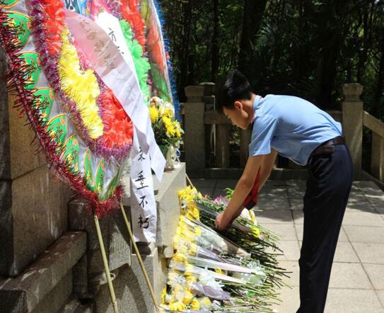 南昌向远铁路学校学生赴方志敏烈士陵园扫墓