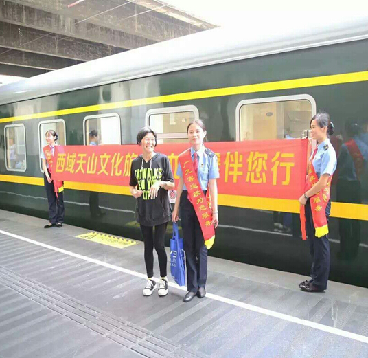 南昌向远轨道技术学校学生参与深圳至乌鲁木齐Z230旅客特快列车乘务工作