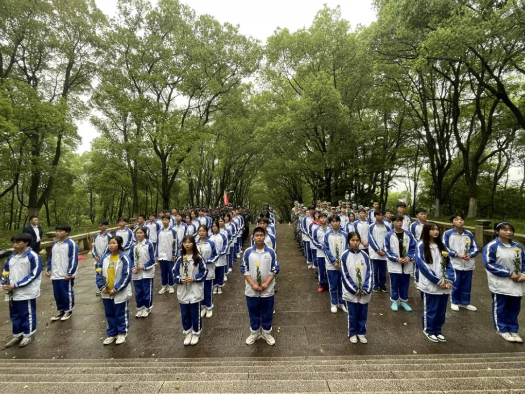 学习党史，致敬英雄---南昌向远轨道技术学校开展清明节祭扫主题团日活动