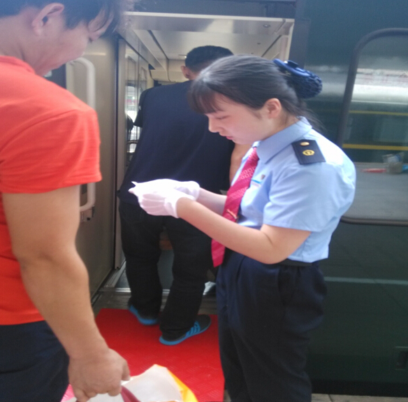 南昌向远轨道技术学校学生参与深圳至乌鲁木齐Z230旅客特快列车乘务工作