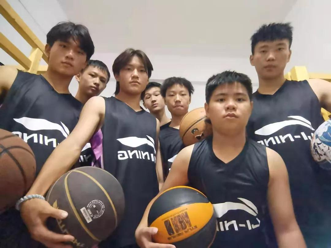 南昌向远轨道技术学校2021级“新生杯”篮球赛圆满落幕！