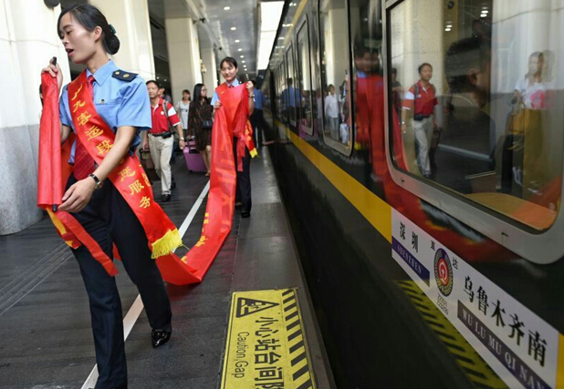 南昌向远轨道技术学校学生参与深圳至乌鲁木齐Z230旅客特快列车乘务工作