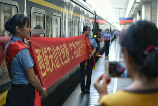 南昌向远轨道技术学校学生参与深圳至乌鲁木齐Z230旅客特快列车乘务工作