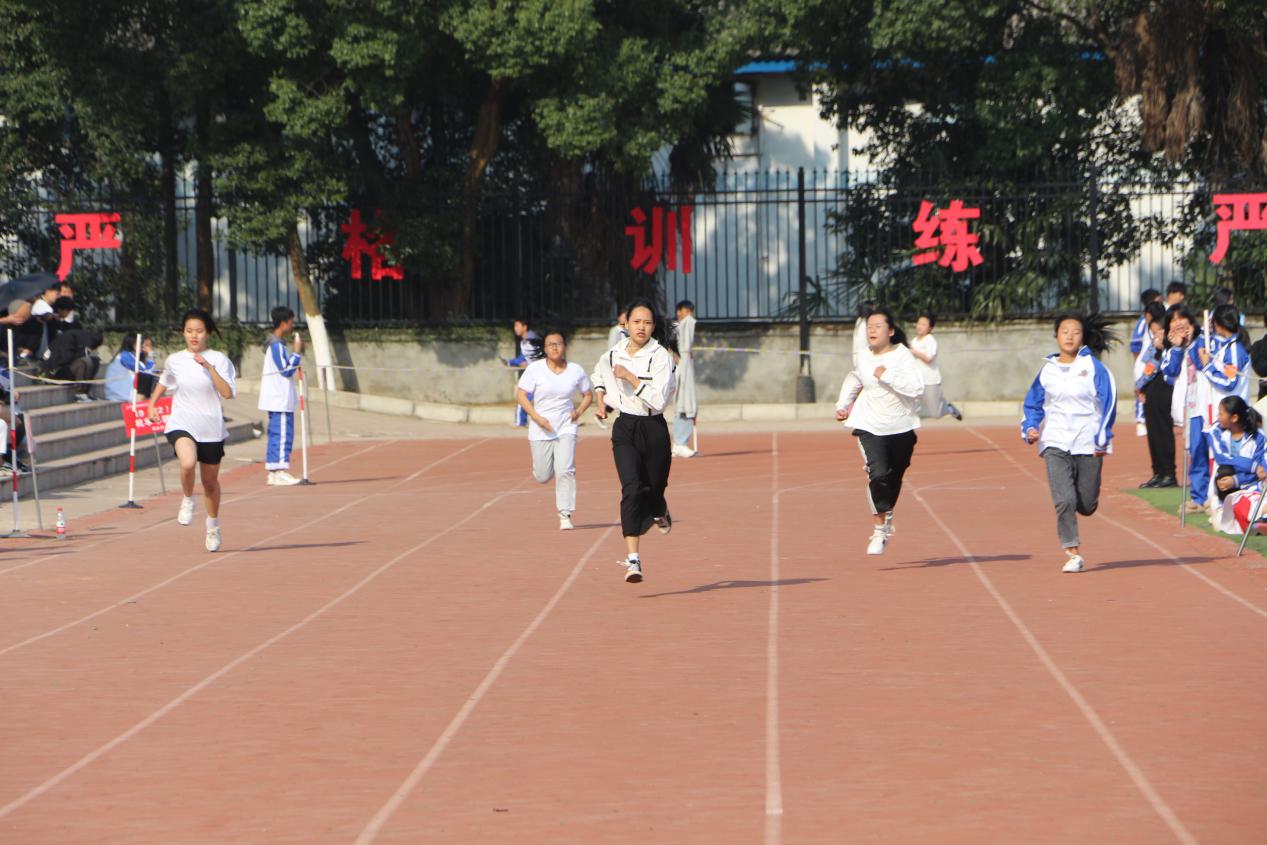 南昌向远轨道技术学校第十三届秋季运动会之径赛风采