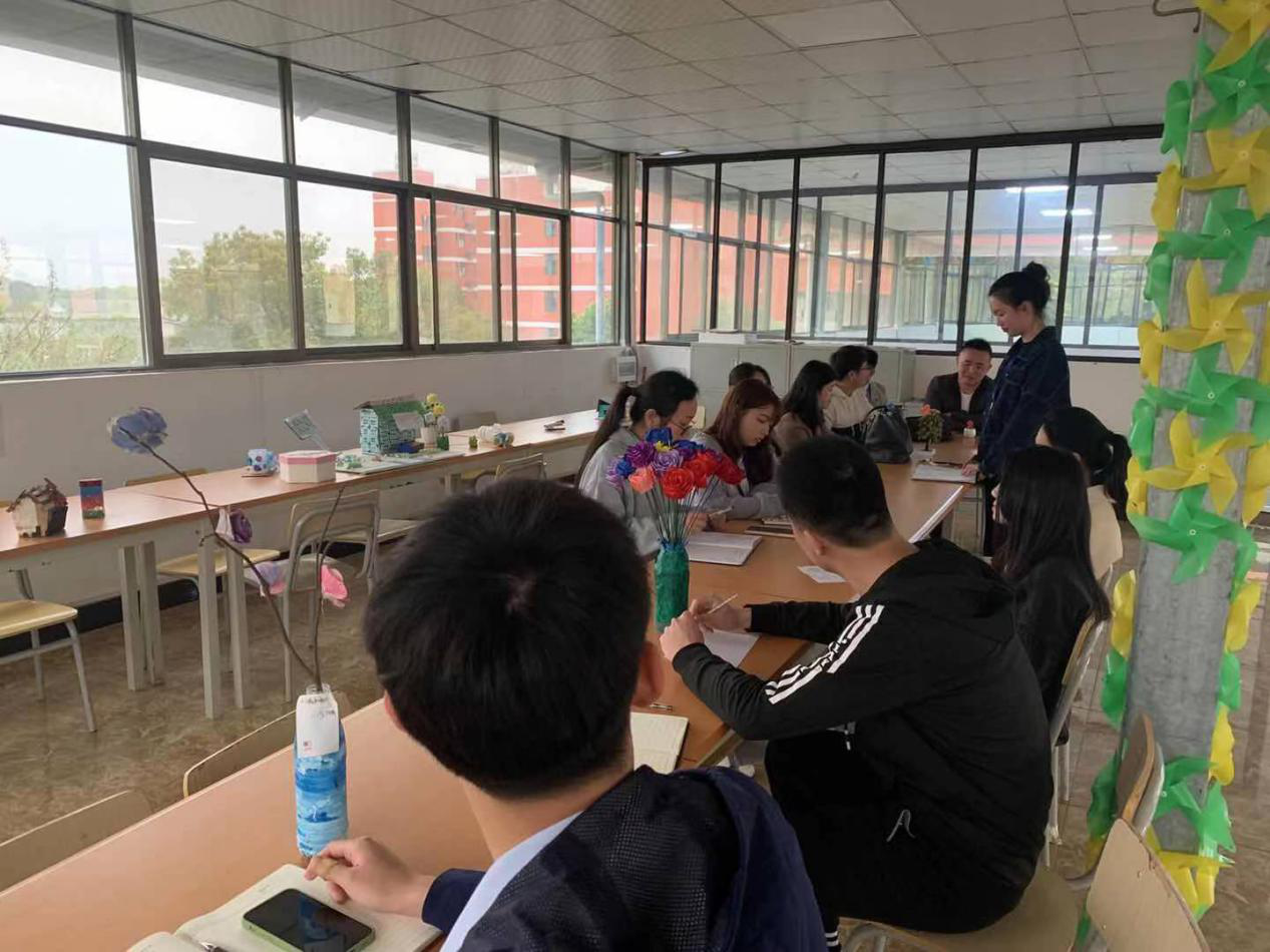 南昌向远轨道技术学校召开新学期社团指导老师会议
