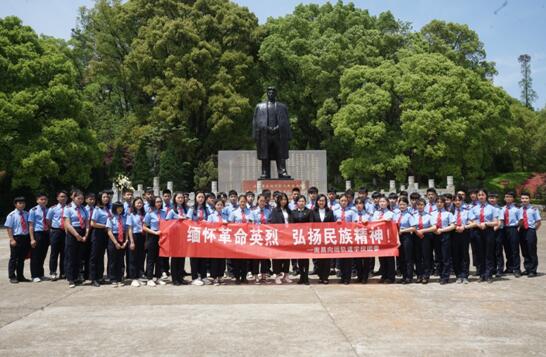 南昌向远铁路学校学生赴方志敏烈士陵园扫墓