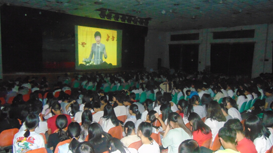 南昌向远轨道学校团委组织学生观看于丹教授“中小学心理健康与学习习惯”专题教育讲座