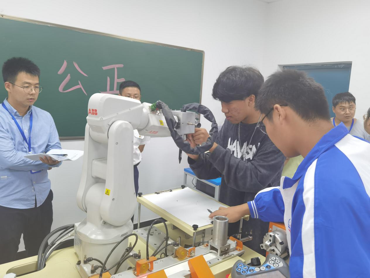 南昌向远轨道技术学校机器人技术应用技能比赛活动