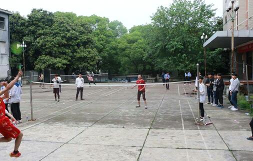 南昌向远轨道技术学校电气控制系举行第一届羽毛球比赛