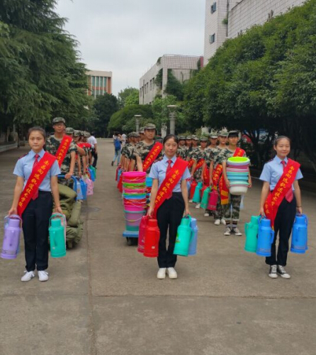 南昌向远轨道技术学校青年志愿者协会为向塘铁路老年颐养院老人送温暖