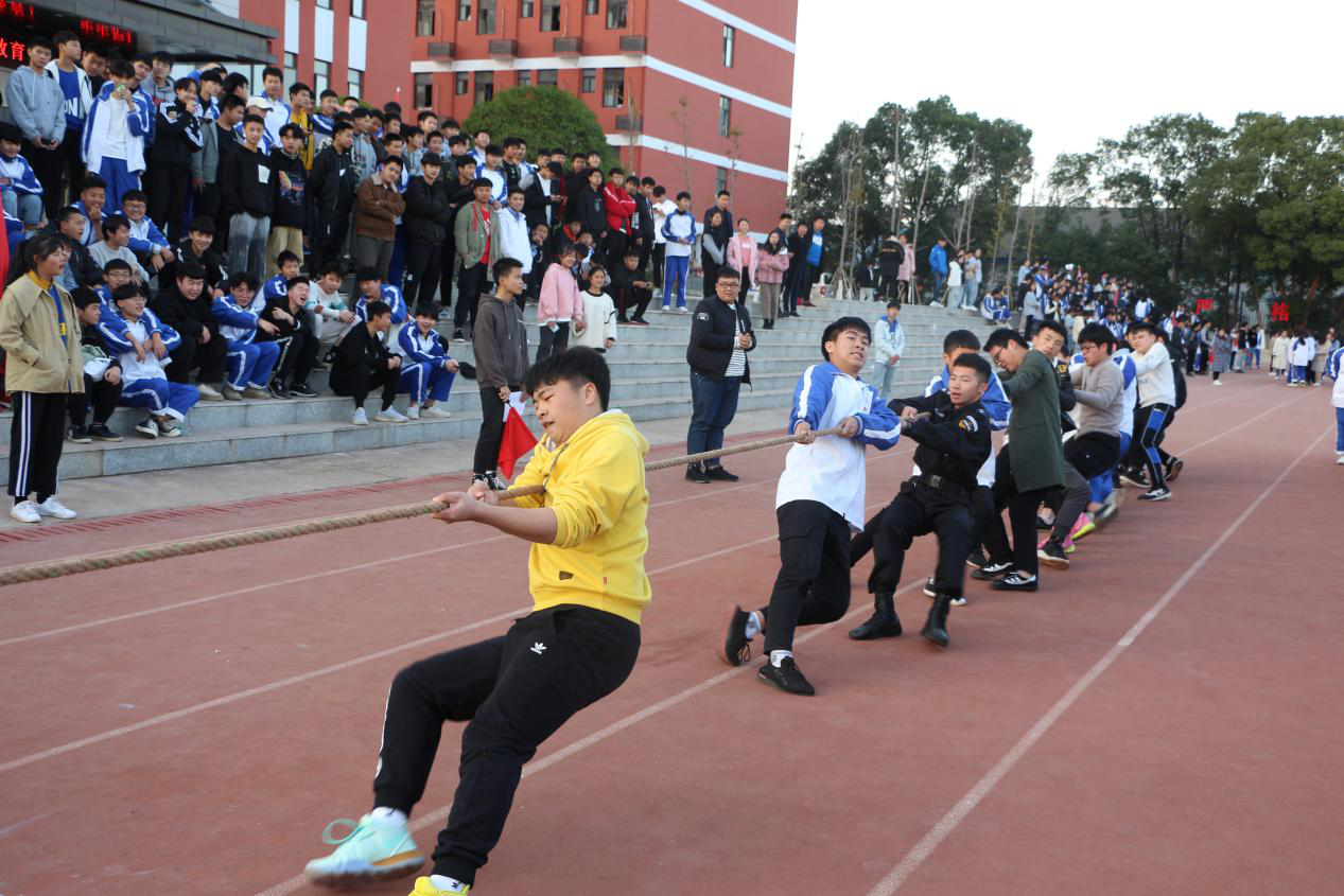 南昌向远轨道技术学校第一届校园体育节系列活动之拔河比赛