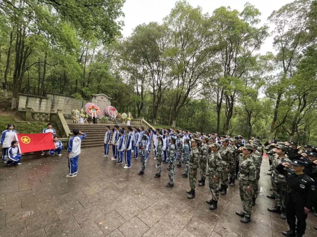 学习党史，致敬英雄---南昌向远轨道技术学校开展清明节祭扫主题团日活动