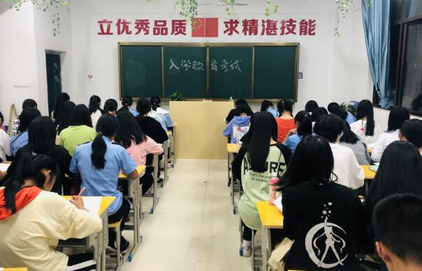 南昌轨道学校举行2019级秋季新生《学生手册》考试