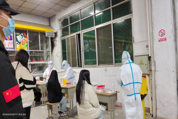 南昌向远轨道技术学校连夜开展全员核酸检测工作