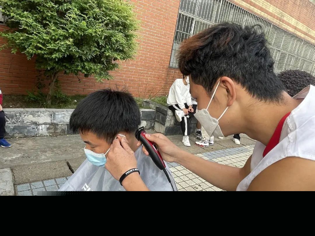 南昌向远轨道技术学校（向塘校区）开展免费理发志愿服务活动