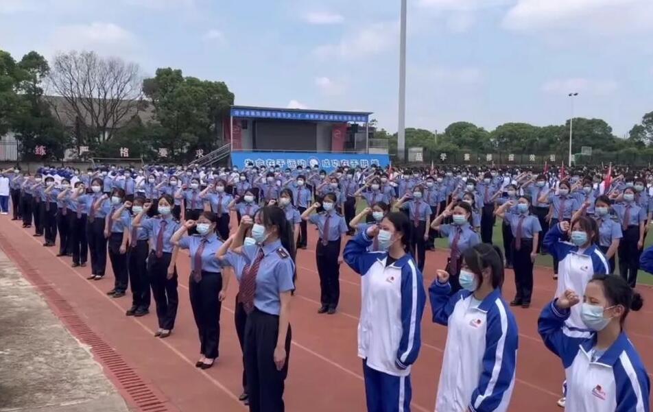 南昌向远轨道技术学校举行庆祝中国共产主义青年团成立100周年新团员入团仪式暨表彰大会