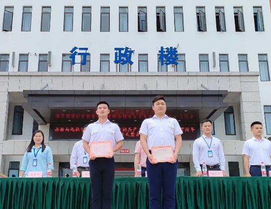 南昌向远轨道技术学校举行庆祝中国共产主义青年团成立100周年新团员入团仪式暨表彰大会