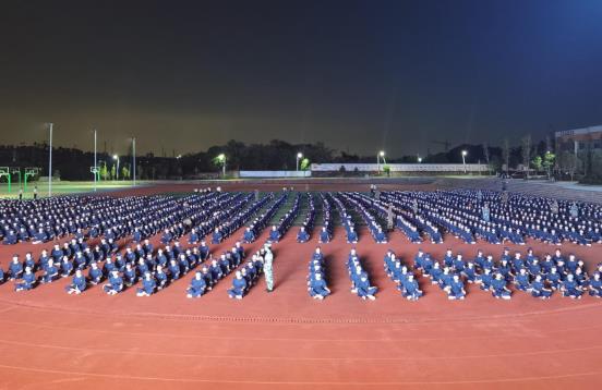 奋斗成就梦想‖南昌向远轨道技术学校组织学生观看开学第一课