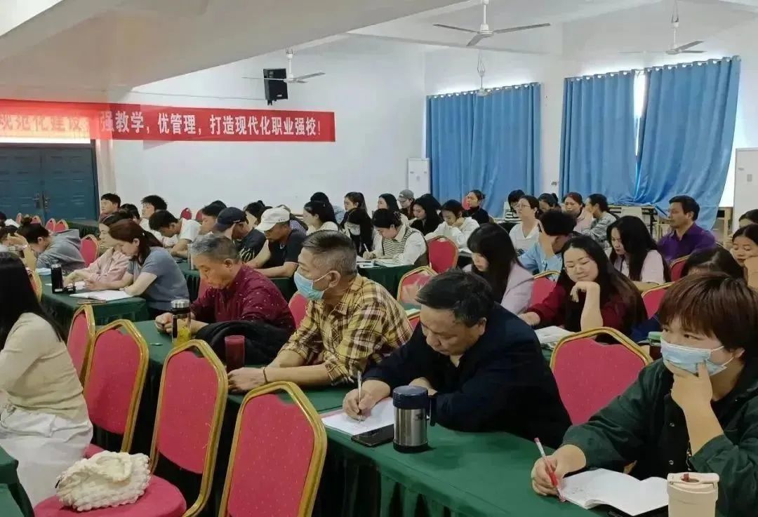 南昌向远轨道技术学校教务处组织老师学习宣传贯彻党的二十大会议精神