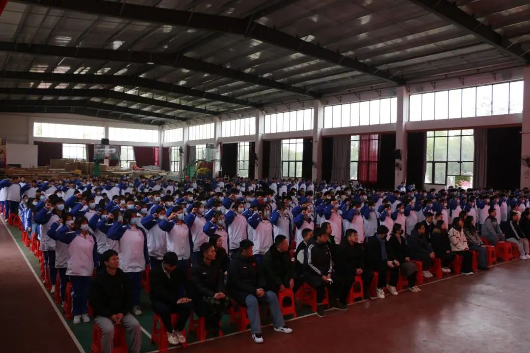 南昌向远轨道技术学校纪念“一二·九”爱国运动暨新团员入团宣誓仪式