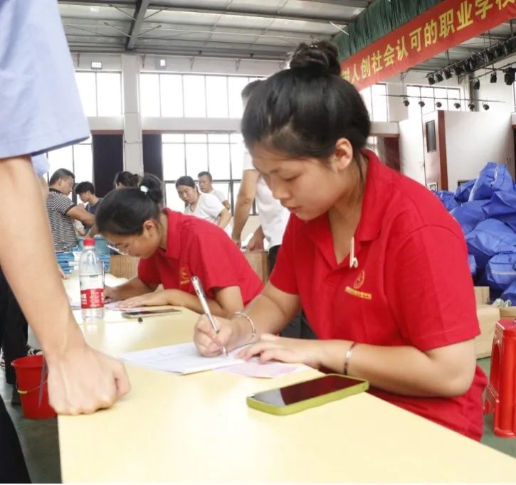 以“心”迎新，满“新”欢喜 | 南昌向远轨道技术学校迎新现场！