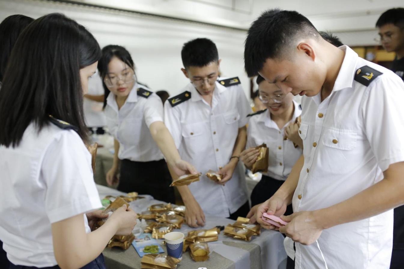 桃李芬芳至 金秋乘月来｜南昌向远轨道技术学校与江西银行赣江新区分行牵手开展教师节主题活动