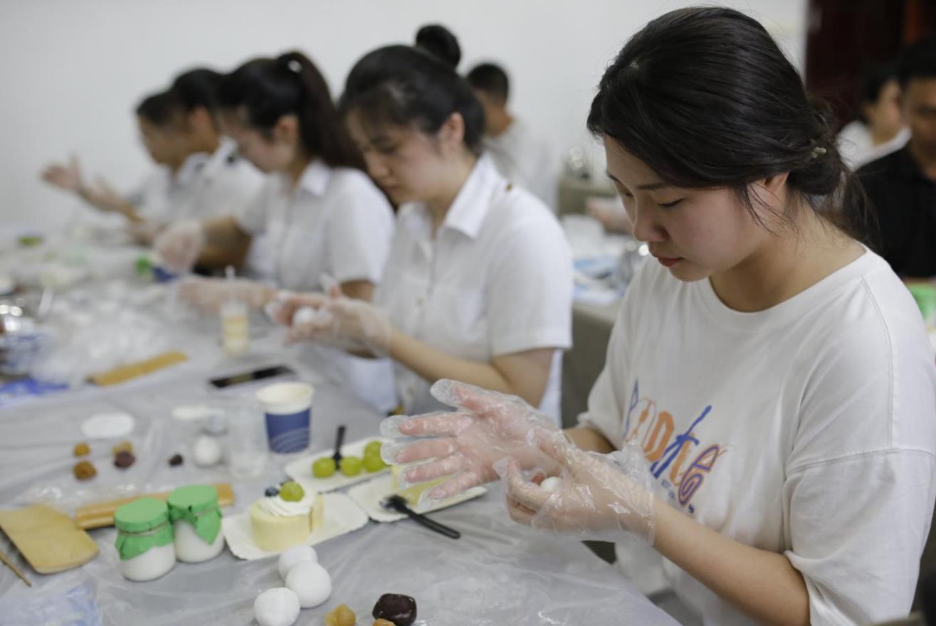 桃李芬芳至 金秋乘月来｜南昌向远轨道技术学校与江西银行赣江新区分行牵手开展教师节主题活动