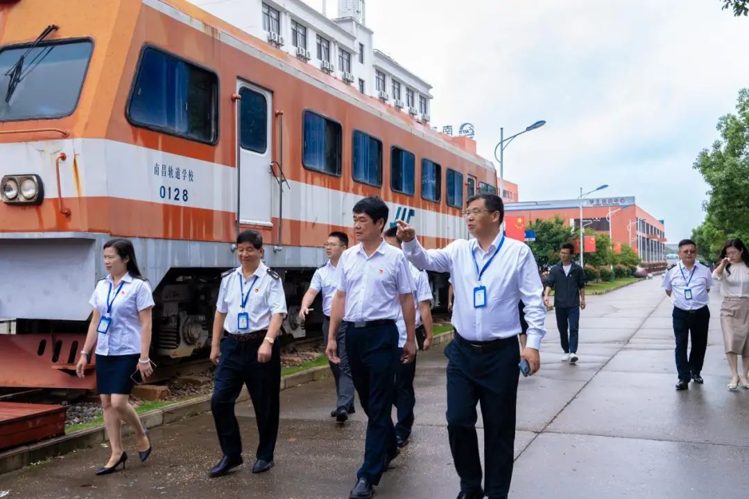 【党建引领】中共南昌向远轨道技术学校支部委员会和中共南昌市汽车机电学校委员会举行党建共建签约仪式