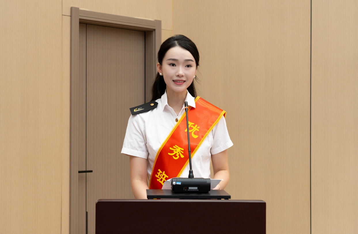 南昌向远轨道技术学校召开庆祝第40个教师节暨表彰大会