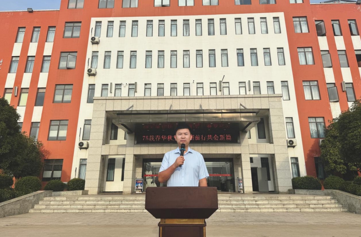 南昌向远轨道技术学校举行升旗仪式