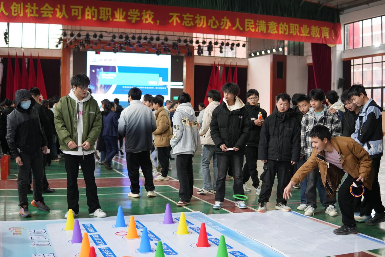 南昌向远轨道技术学校携手江西银行赣江新区分行成功举办“金融知识进校园”游园会