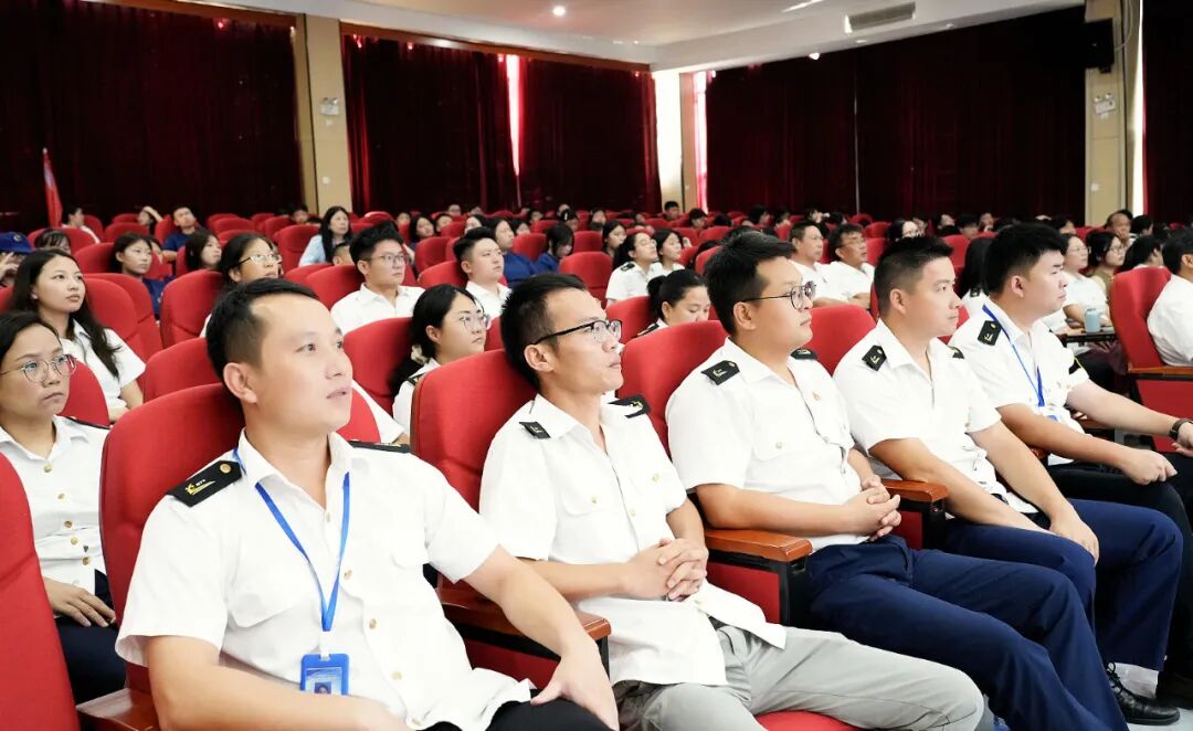 南昌向远轨道学校组织师生共同收看纪念中国人民抗日战争暨世界反法西斯战争胜利80周年大会