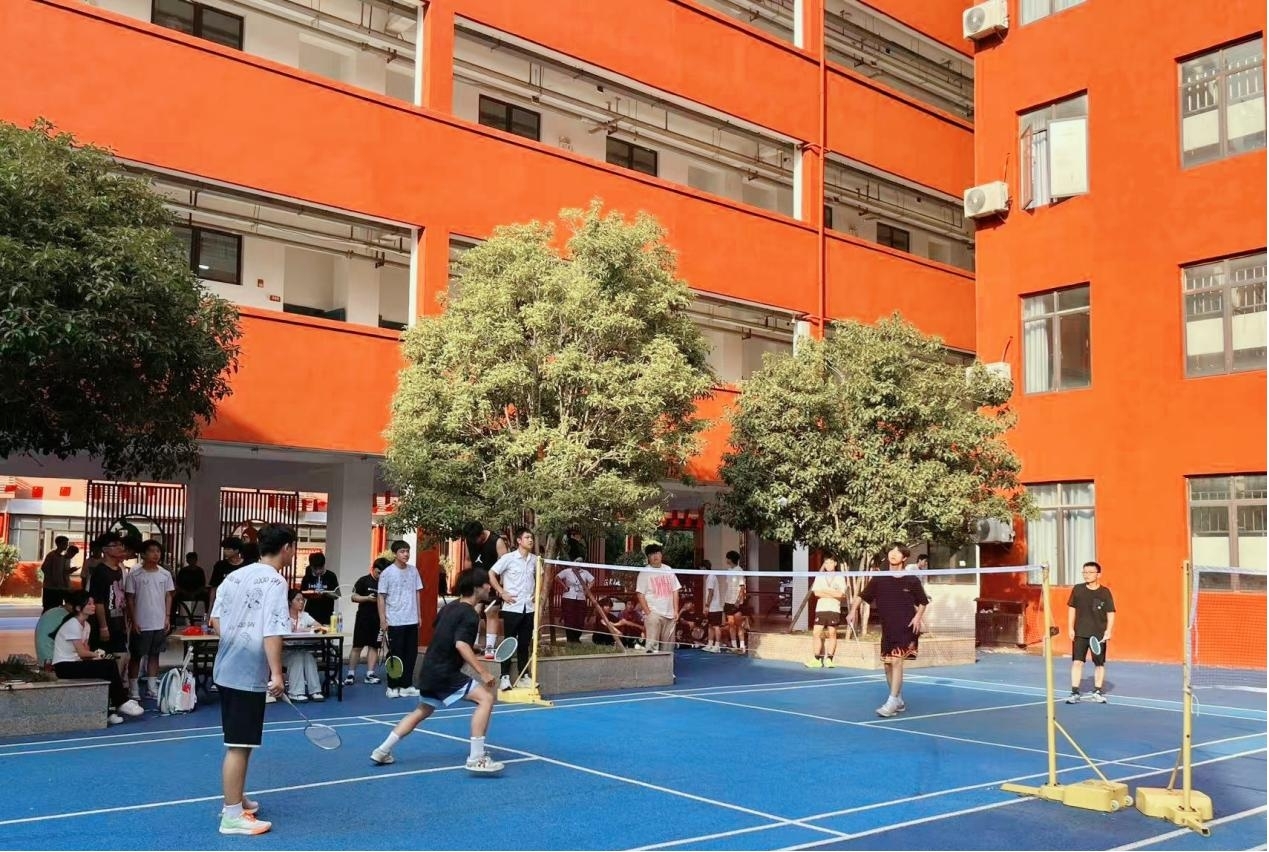 南昌向远轨道技术学校“活力杯”羽毛球赛圆满落幕