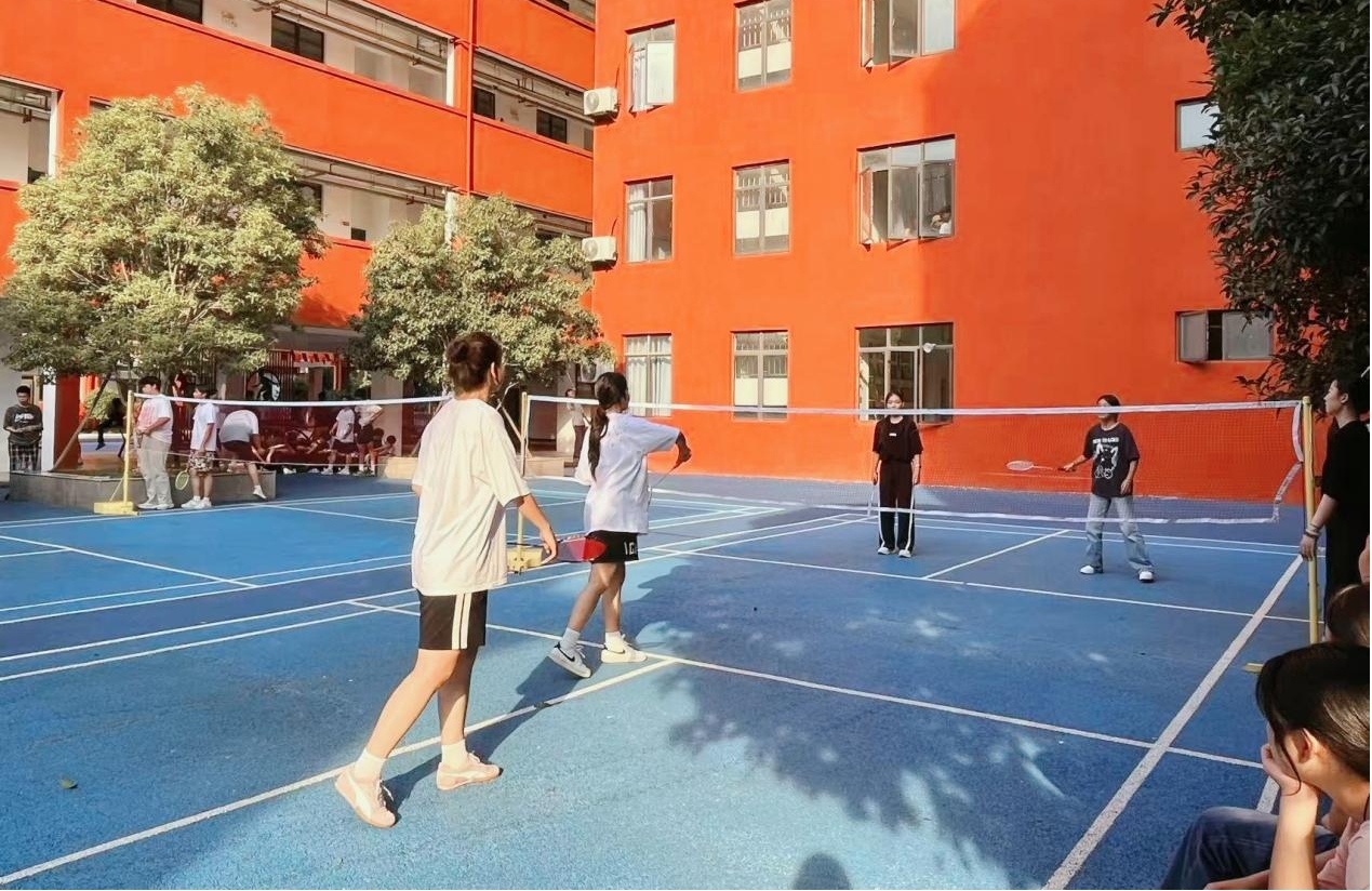 南昌向远轨道技术学校“活力杯”羽毛球赛圆满落幕