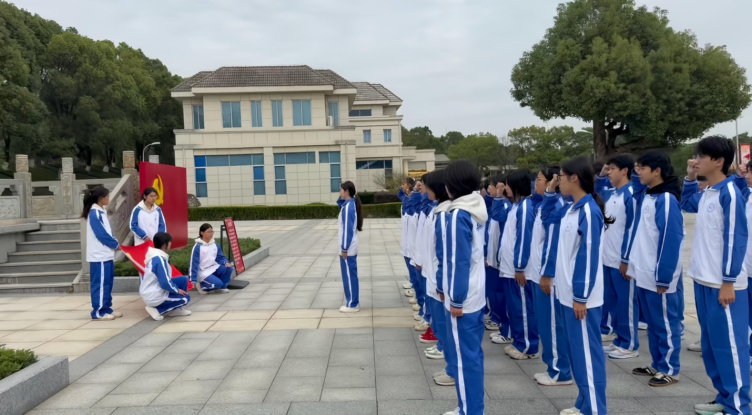 【行走的思政课】南昌向远轨道技术学校赴爱国主义教育基地开展主题团日活动