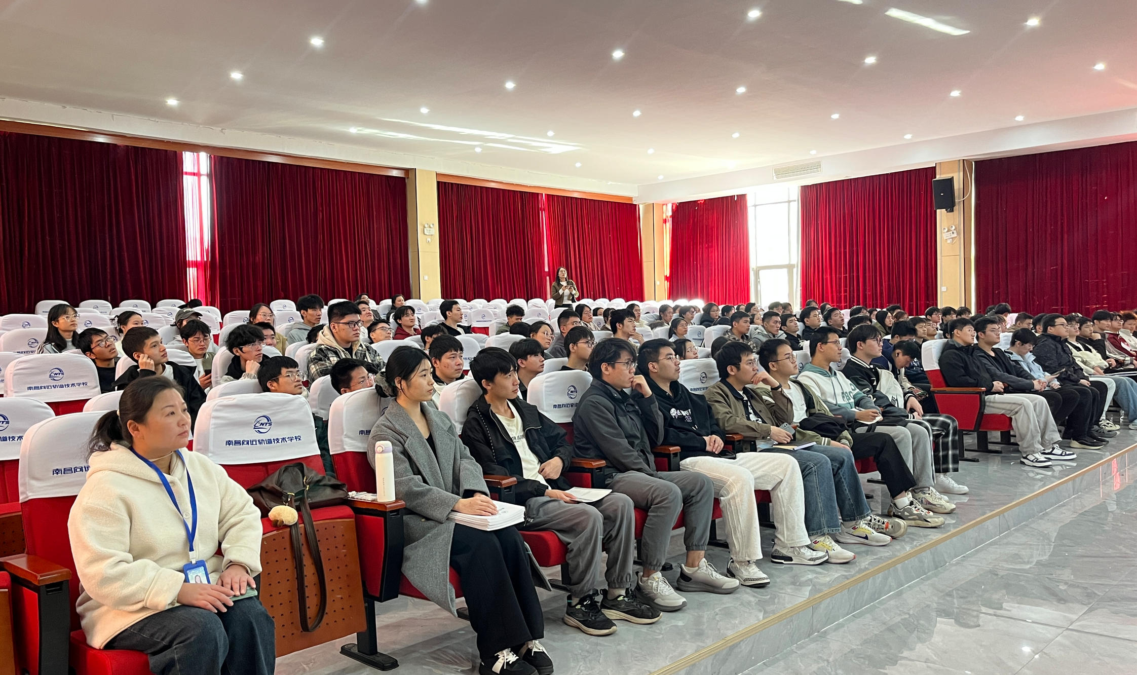 南昌师范学院数计学院240名学子赴南昌向远轨道技术学校开展见习活动