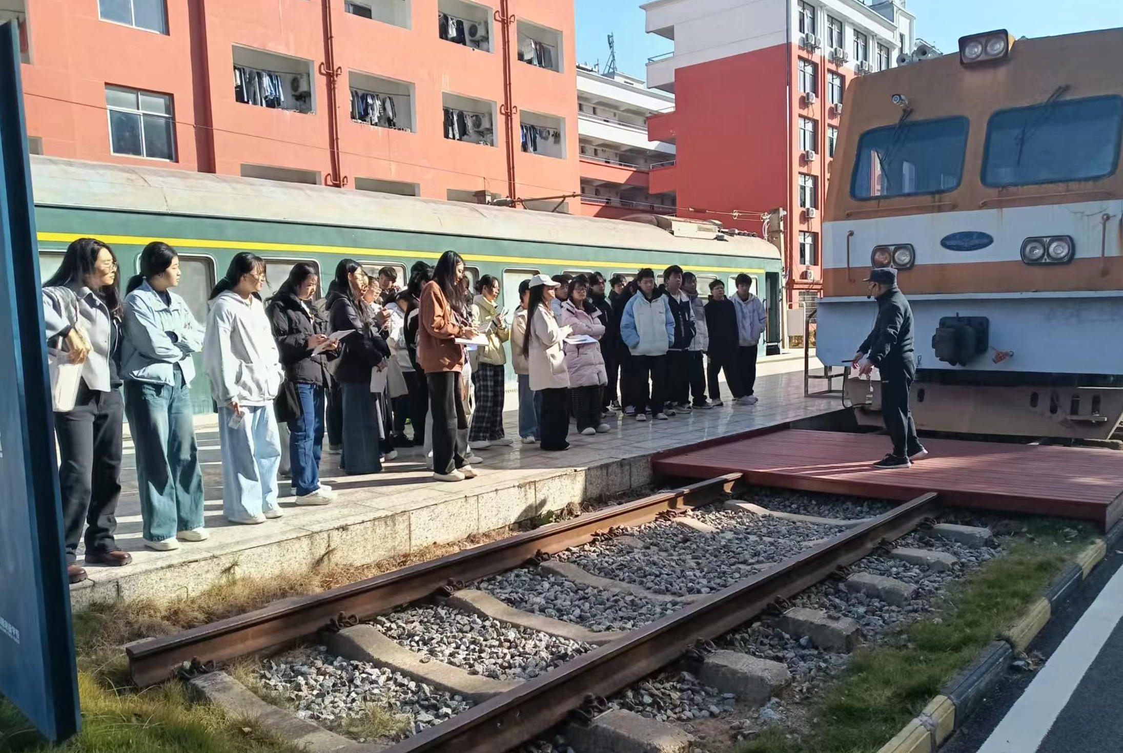 南昌师范学院数计学院240名学子赴南昌向远轨道技术学校开展见习活动