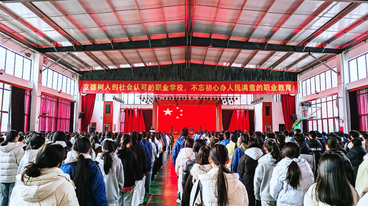 南昌向远轨道技术学校举行2025年下半年新团员入团宣誓仪式暨“12·5” 国际志愿者日志愿服务活动启动仪式