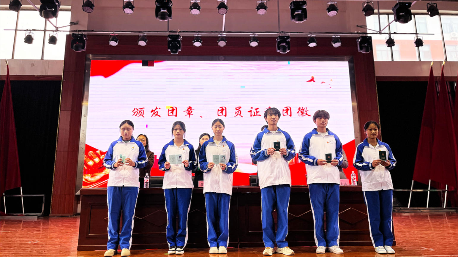 南昌向远轨道技术学校举行2025年下半年新团员入团宣誓仪式暨“12·5” 国际志愿者日志愿服务活动启动仪式