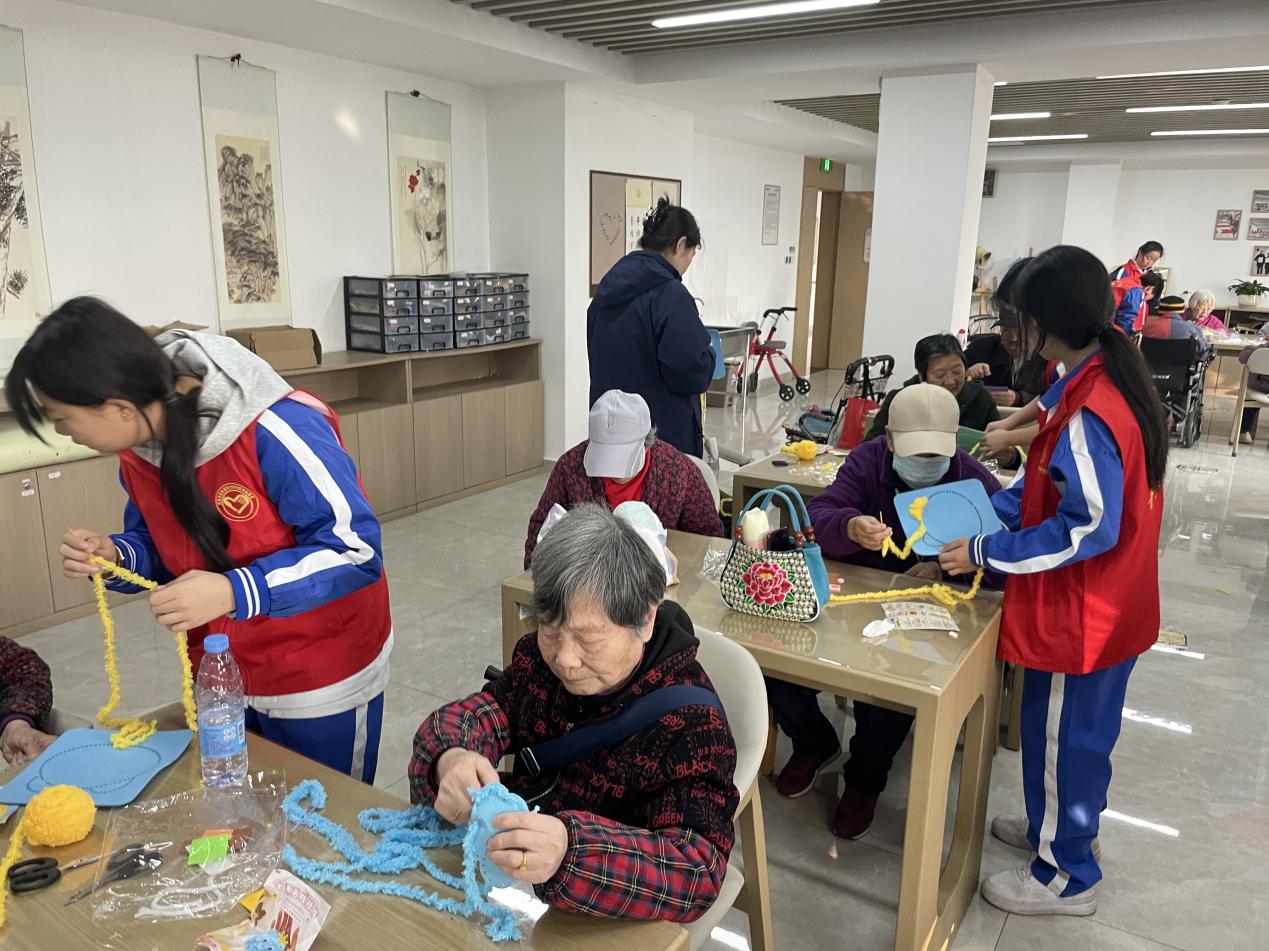 南昌向远轨道技术学校&ldquo;轨道先锋志愿服务队&rdquo;赴江投颐养院开展主题志愿活动（一）