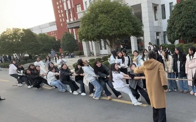 南昌向远轨道技术学校阳光体育节新生拔河比赛圆满落幕